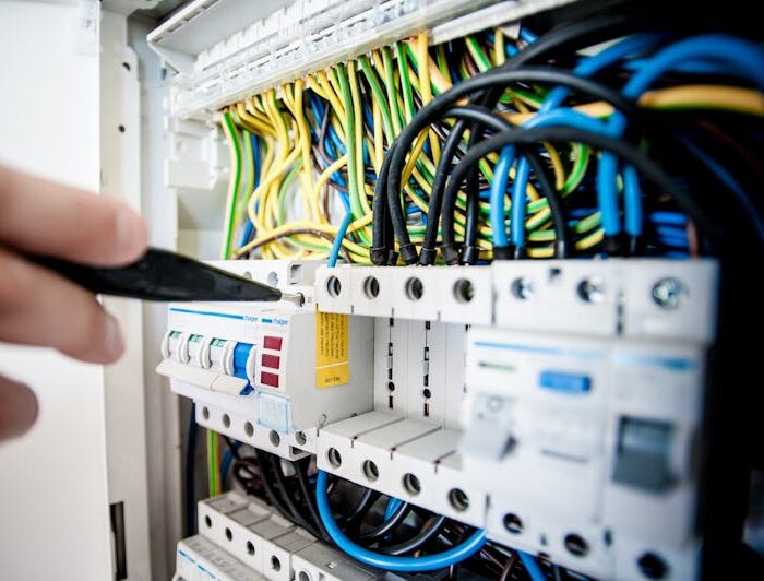 Groepenkast 8-groepen leeg — DIN-rail, inclusief hoofdschakelaar positie.